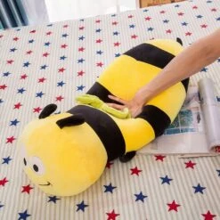 Peluche Coussin Abeille Souriante -Ma Pleuche Soldes IMG peluche coussin abeille souriante 1